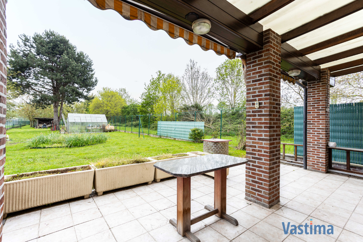 Immo Vastima - Huis Te koop Nieuwerkerken - Ruime halfopen bungalow met grote kelder, 3 slaapkamers en zonnige tuin